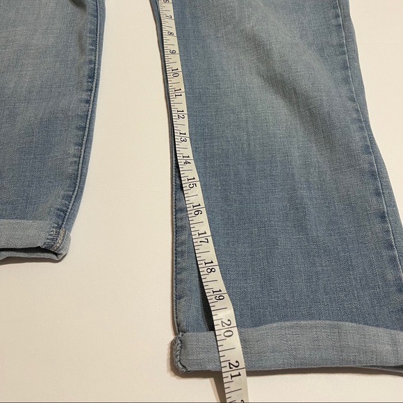 Levi Classic Capri Light Wash Stretch Denim, 27 - Picture 10 of 12